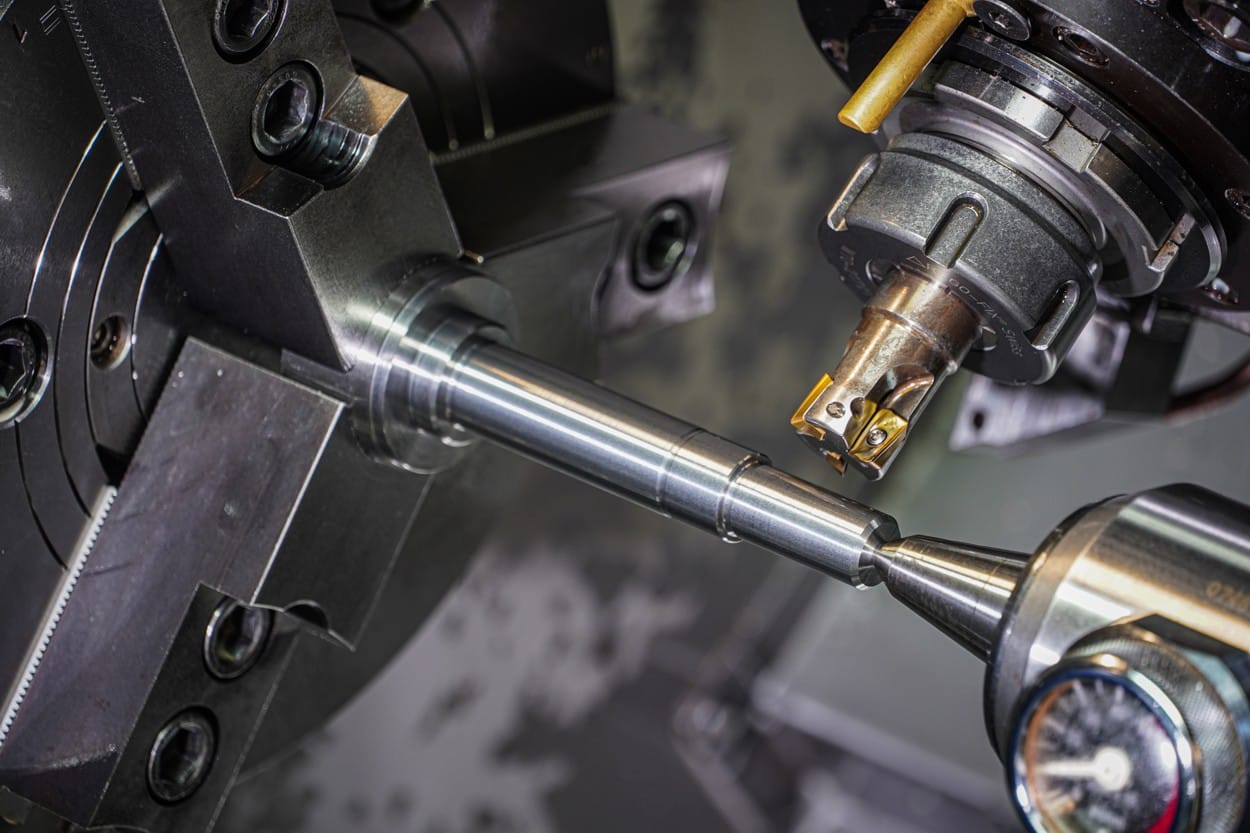Máquina CNC torneando una pieza metálica