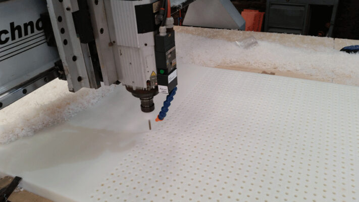 Máquina Router CNC cortando un material